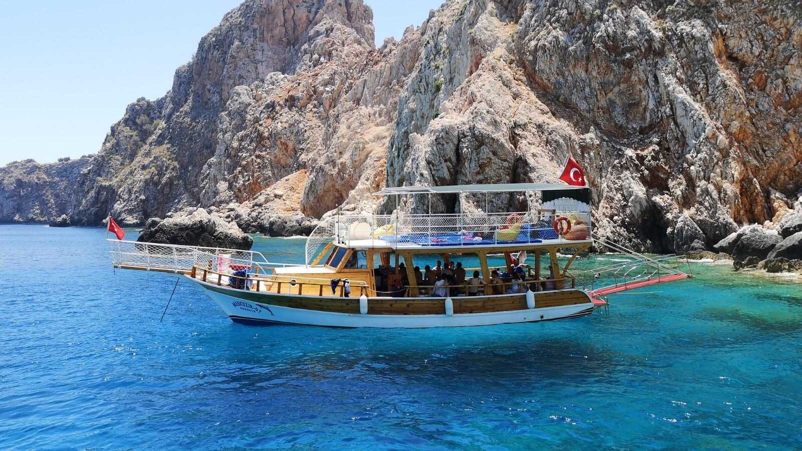 Private yacht to Suluada Island 